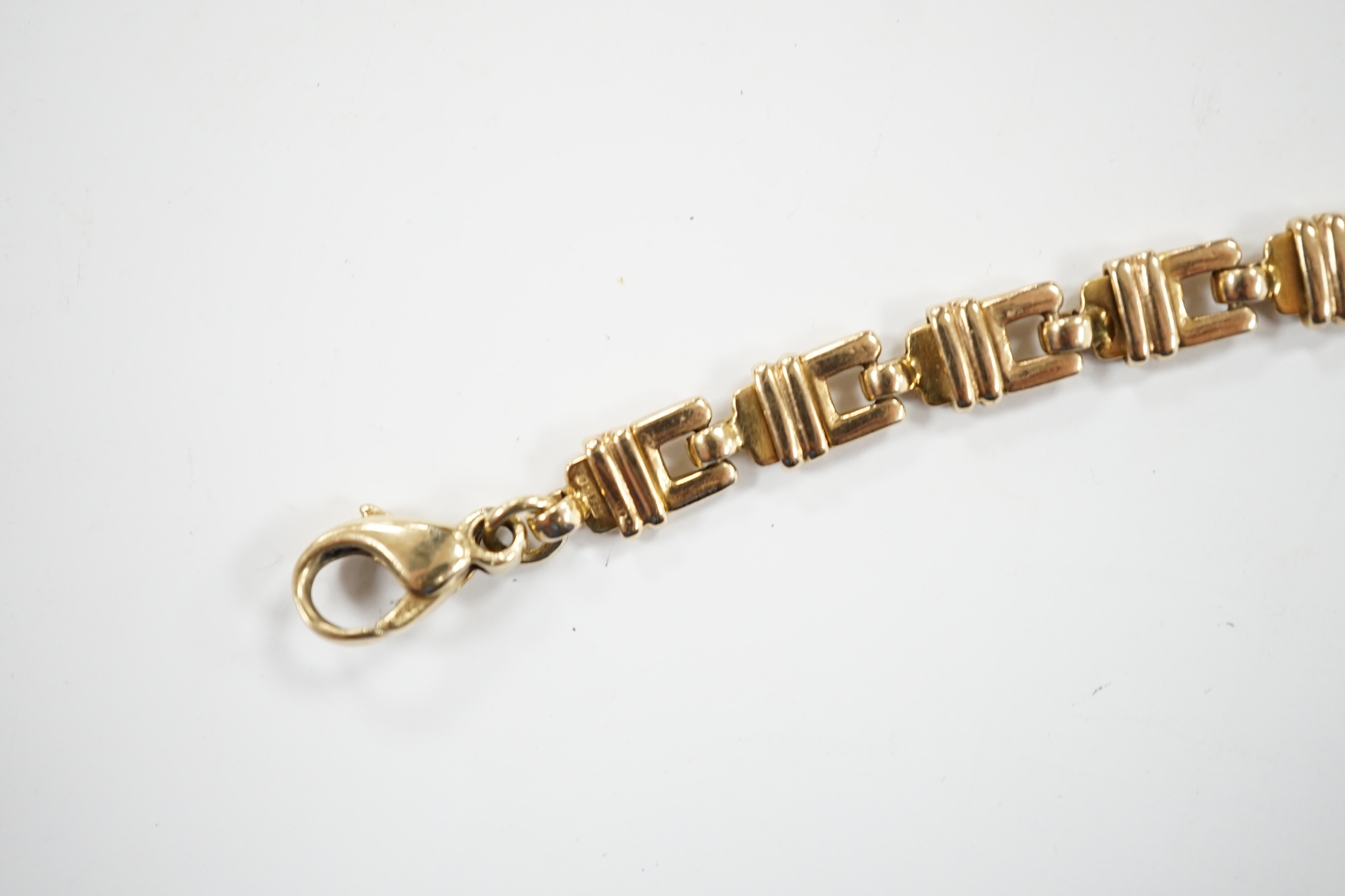 A modern 9kt flat link bracelet, 19cm, 12.6 grams.